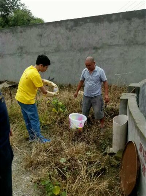 两面出击——水样采集工作顺利进行